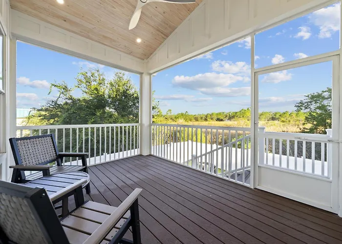 Holiday home Luxury 4br, Across Street From Beach, Sleeps 10! *