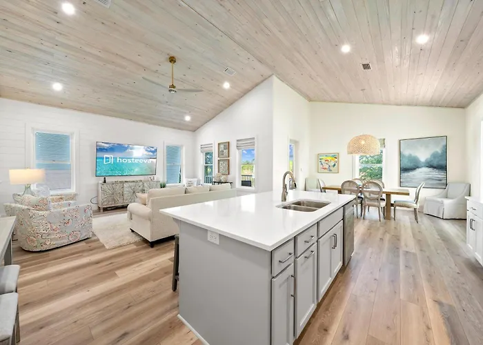 Luxury 4br, Across Street From Beach, Sleeps 10! Holiday home Gulf Shores
