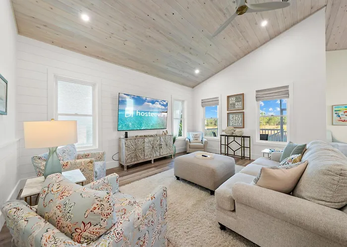 Luxury 4br, Across Street From Beach, Sleeps 10! Holiday home *
