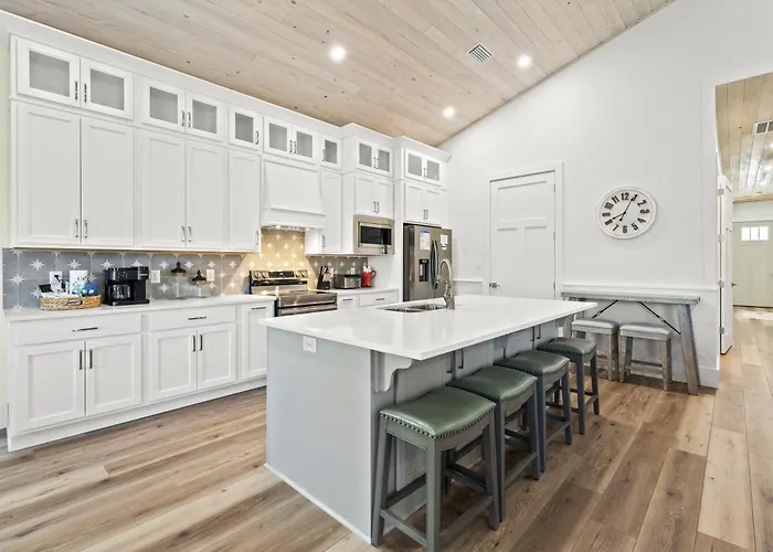 Luxury 4br, Across Street From Beach, Sleeps 10! Holiday home