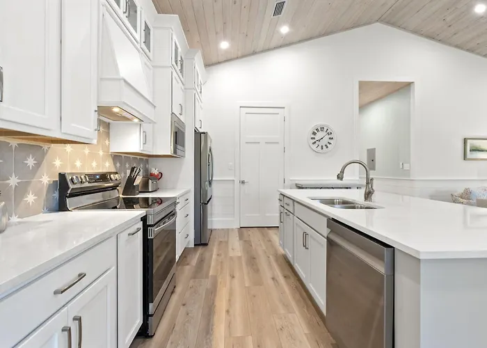 Luxury 4br, Across Street From Beach, Sleeps 10! *