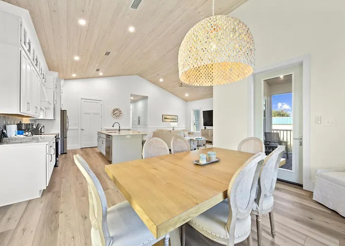 Luxury 4br, Across Street From Beach, Sleeps 10! Holiday home