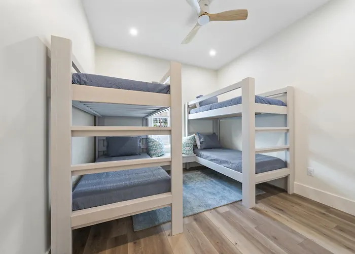 Luxury 4br, Across Street From Beach, Sleeps 10! Holiday home