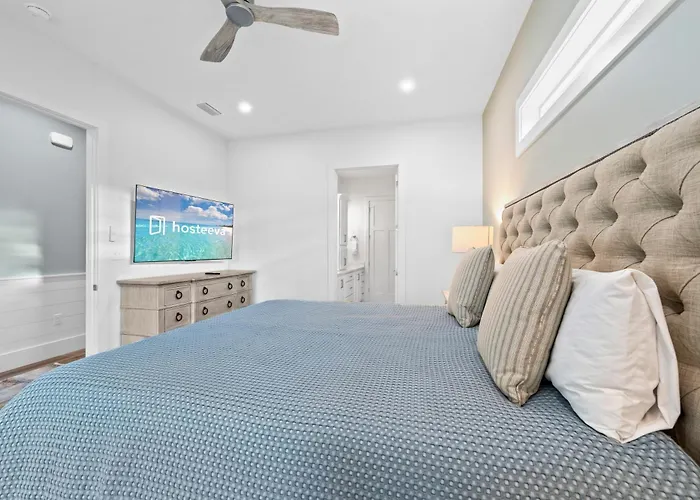 Luxury 4br, Across Street From Beach, Sleeps 10! Holiday home