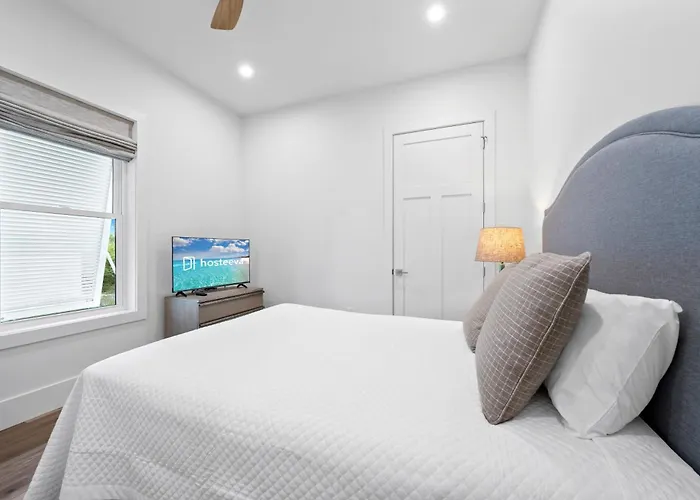Luxury 4br, Across Street From Beach, Sleeps 10! Holiday home