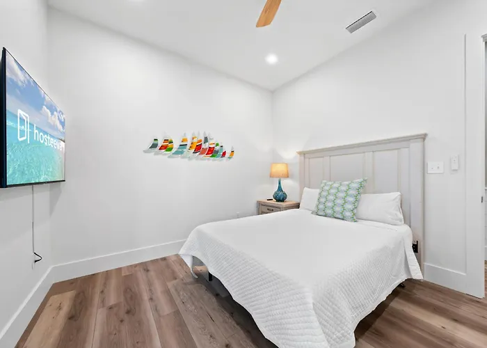 Holiday home Luxury 4br, Across Street From Beach, Sleeps 10! *