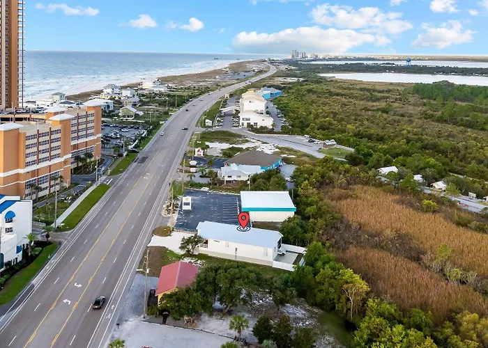 Holiday home Luxury 4br, Across Street From Beach, Sleeps 10!