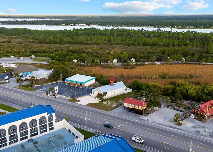 Luxury 4br, Across Street From Beach, Sleeps 10! Holiday home *