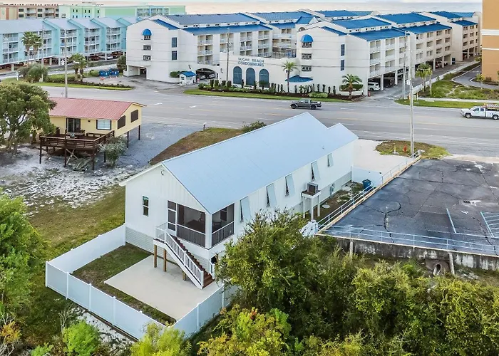 Luxury 4br, Across Street From Beach, Sleeps 10! Holiday home