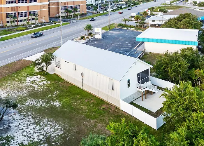 Luxury 4br, Across Street From Beach, Sleeps 10! Holiday home
