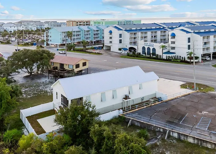 Luxury 4br, Across Street From Beach, Sleeps 10! Holiday home *