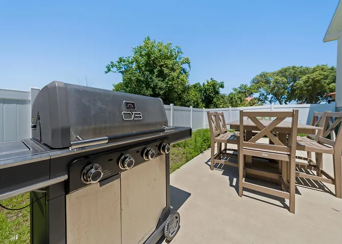 Luxury 4br, Across Street From Beach, Sleeps 10! Holiday home