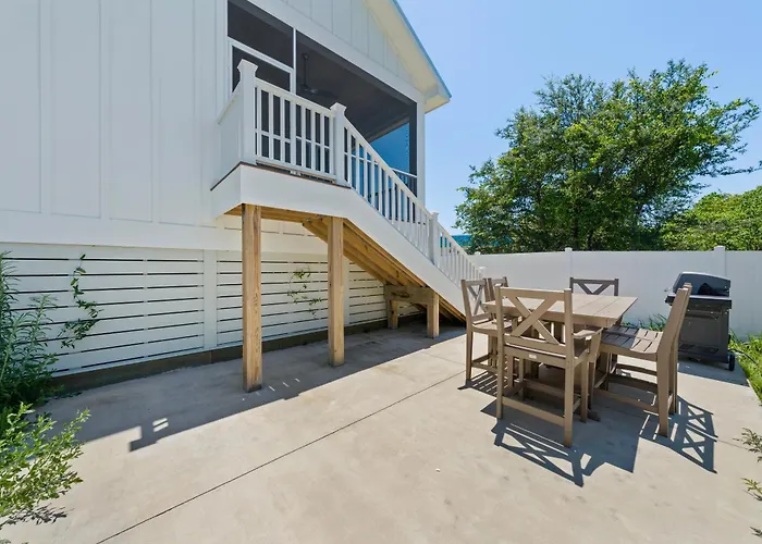 Luxury 4br, Across Street From Beach, Sleeps 10! Holiday home *
